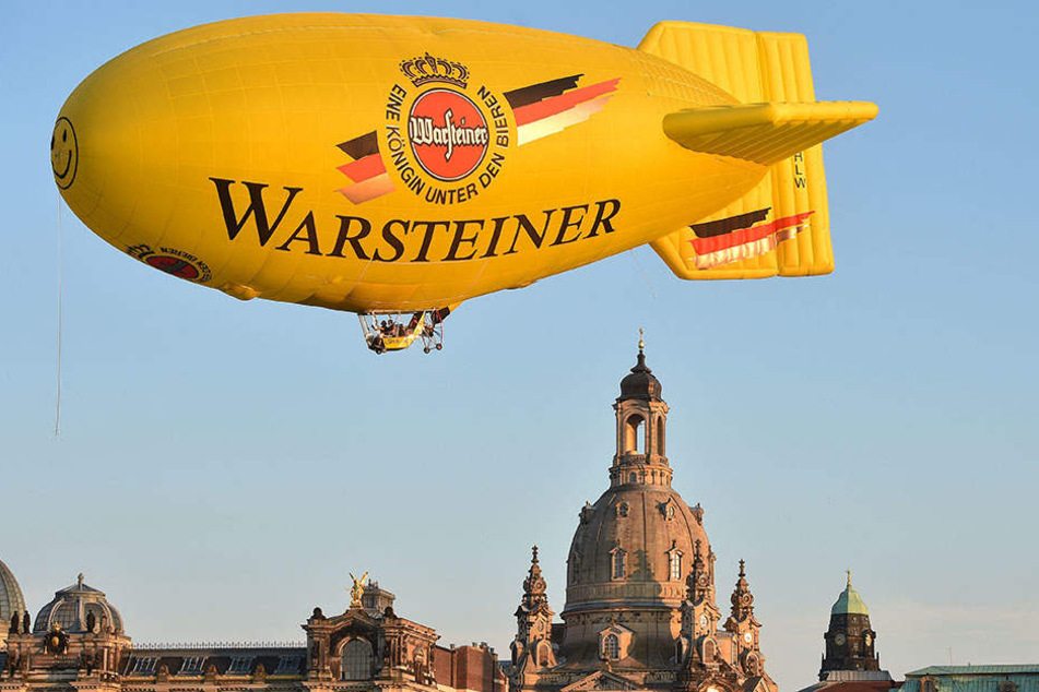 Majestätisch gleitet das 41 Meter lange Luftschiff über der imposanten
Kulisse. Für die Oberfläche werden übrigens neue Werbekunden gesucht.