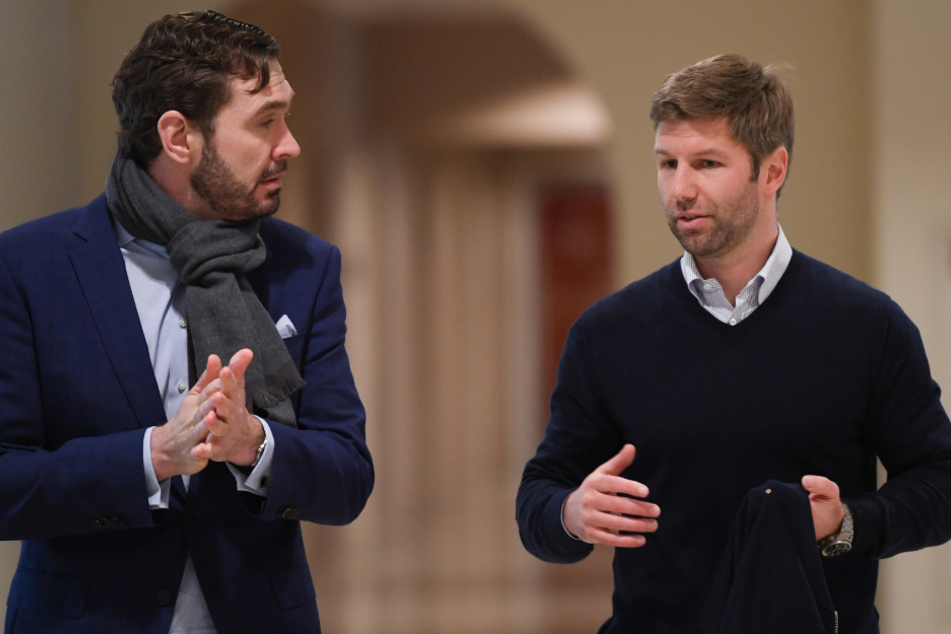 In Frankfurt am vergangenen Dienstag: Friedrich Curtius (l), DFB-Generalsekretär, und Thomas Hitzlsperger, Vorstandsvorsitzender von VfB Stuttgart, kommen zur Mitgliederversammlung der Deutschen Fußball Liga (DFL).