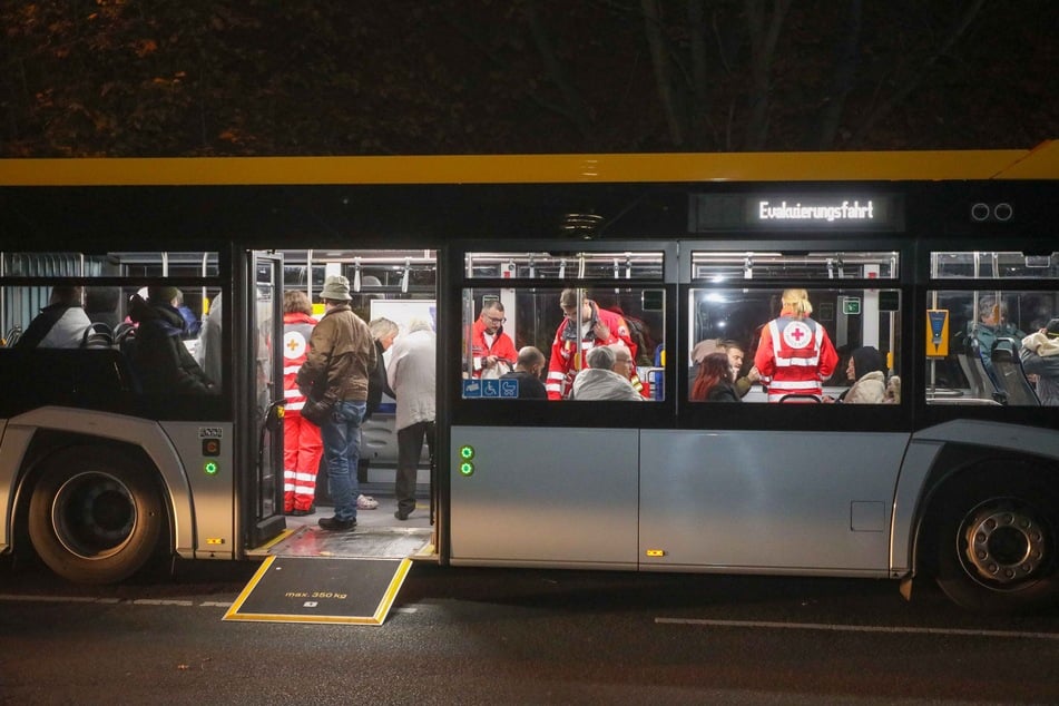 Die Evakuierten kamen vorerst in einem Bus unter.