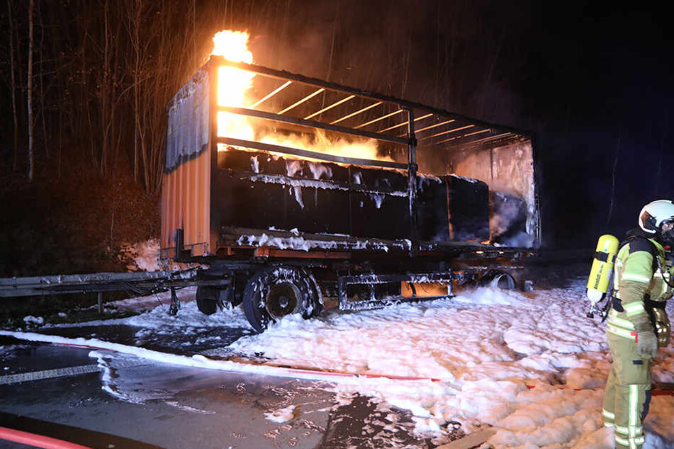 Lkw-Anhänger brennt auf A17 bei Dresden aus: Kilometerlanger Stau!