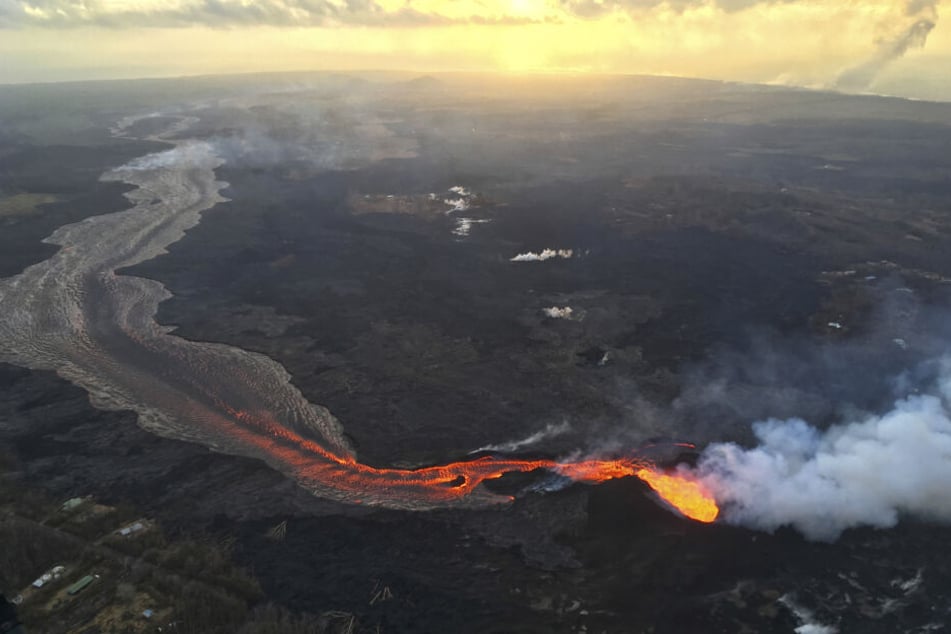 Hier fließt die heiße Lava des Vulkan Kilauea ab.