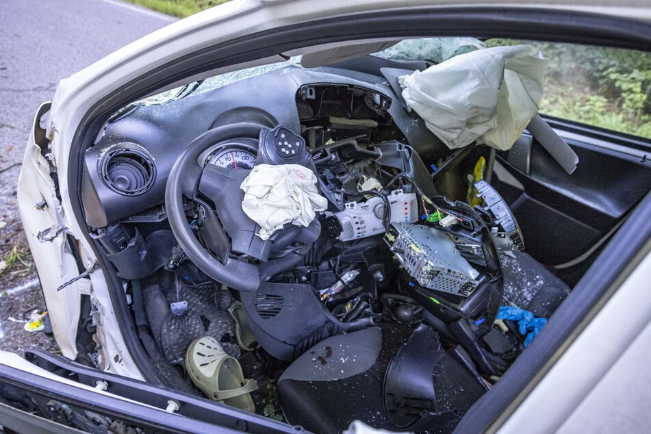 Der Mann war mit seinem Citroën gegen einen Baum geprallt. Nach dem Unfall blieb die Tachonadel genau auf 100 km/h stehen.