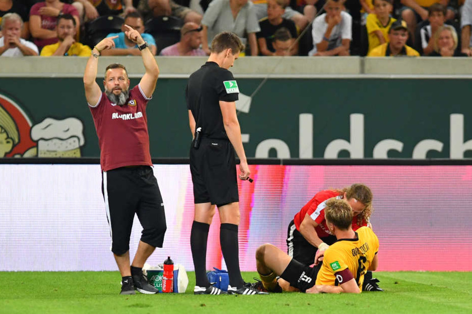 Arzt Attila Höhne zeigt es an: Marco Hartmann muss raus! Der Kapitän verletzte sich in der 42. Minute ohne gegnerische Einwirkung an der Hinterseite des rechten Oberschenkels.