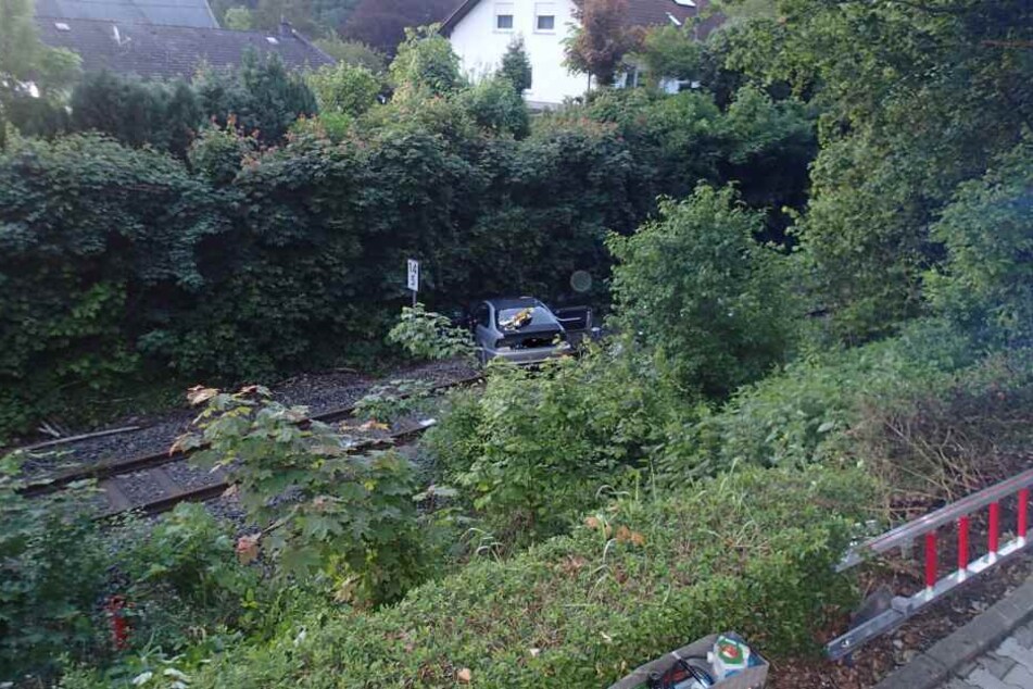 Das Auto kam auf stillgelegten Gleisen zum Stehen.