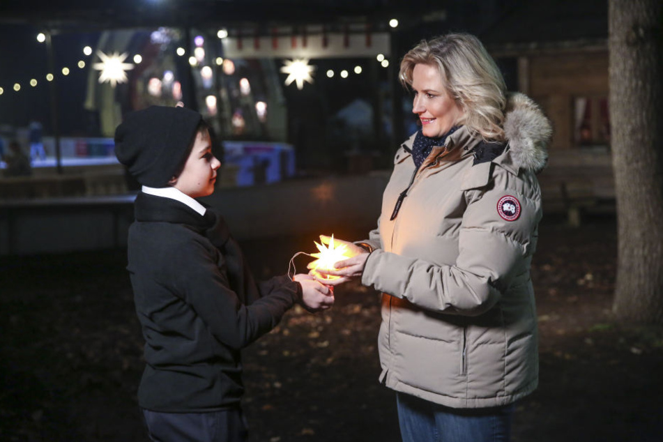 Für ein Video, das beim Adventskonzert eingespielt wird: Kruzianer Benedikt überreicht Camilla Nylund auf dem Konzertplatz Weißer Hirsch einen leuchtenden Stern aus Herrnhut.