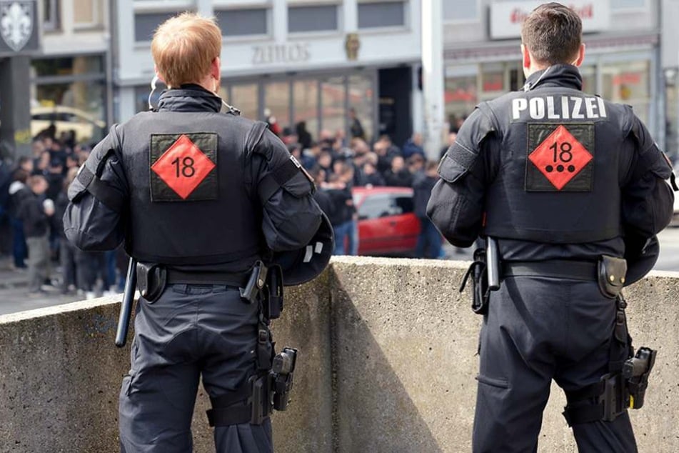 Die Polizei konnte die Randalierer nicht einfach laufen lassen, steckte sie deshalb in eine Kneipe (Symbolfoto).
