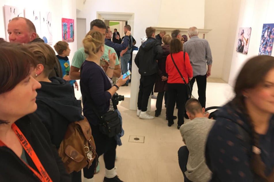 Besucher drängten sich durch die Räume der neuen Sonderausstellung "Ausgetrickst!" auf Schloss Augustusburg.
