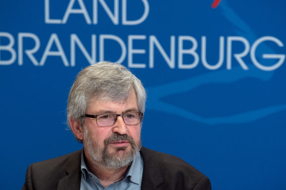 Der Umweltminister Brandenburgs, Axel Vogel (Grüne), hält wenig von der Alternative zum Gewehr.