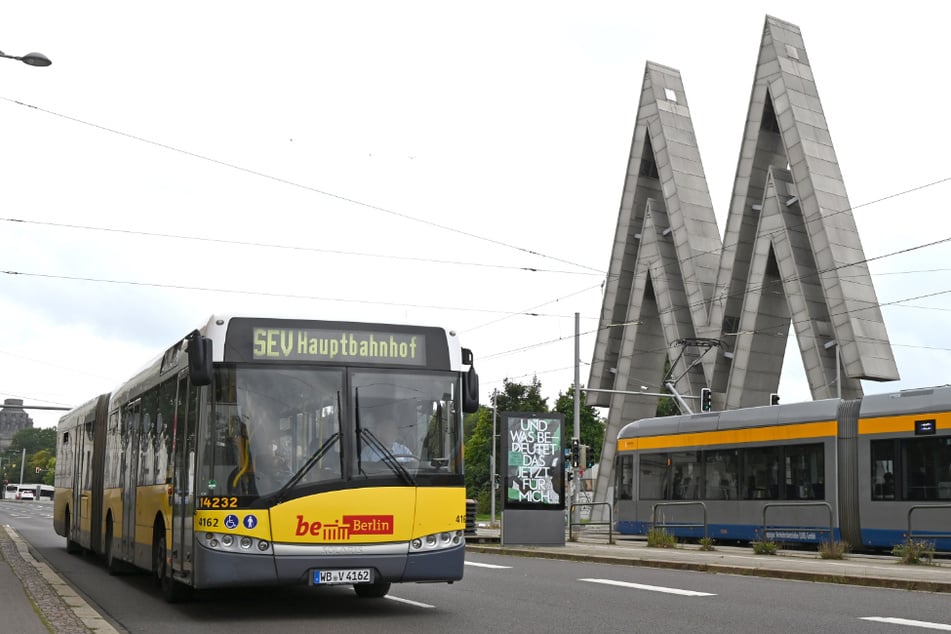 Skurriler Anblick: Ein Bus mit der Aufschrift Berlin zwischen Völkerschlachtdenkmal und der Alten Messe Leipzig.