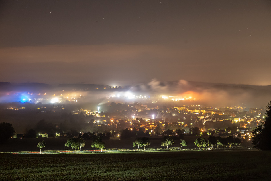 Es wird Herbst: Nebelfelder ziehen über das Erzgebirge bei Zwönitz.