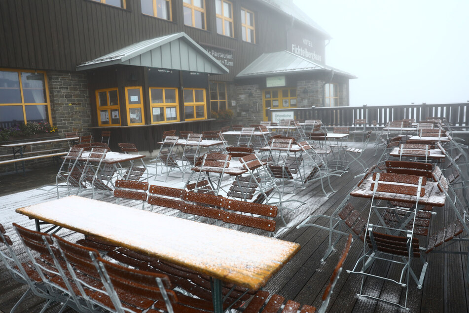 Das Fichtelberghaus war am Mittwoch früh von Schnee bedeckt.