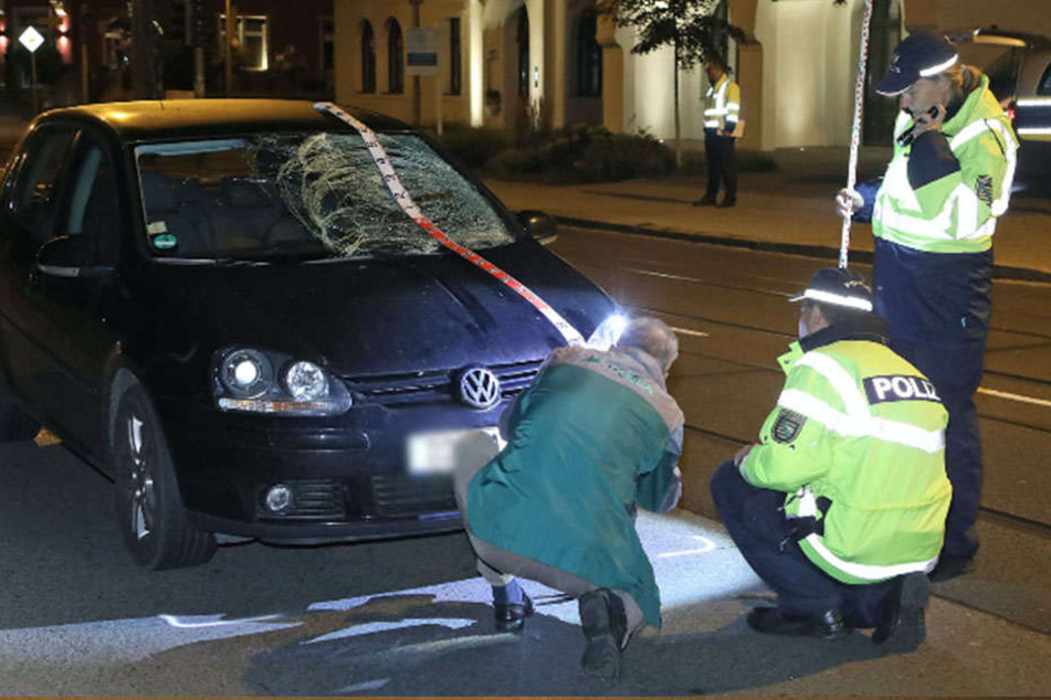 Der Mann wurde gegen die Frontscheibe des VW Golfs geschleudert.