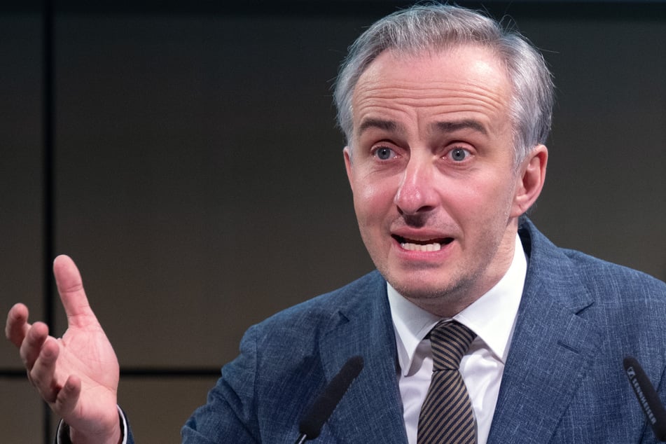 Jan Böhmermann (44) stellte in seiner Sendung die Frage, ob die Bundespolizei ein größeres Sicherheitsrisiko für Deutschland sei als geflüchtete Afghanen.