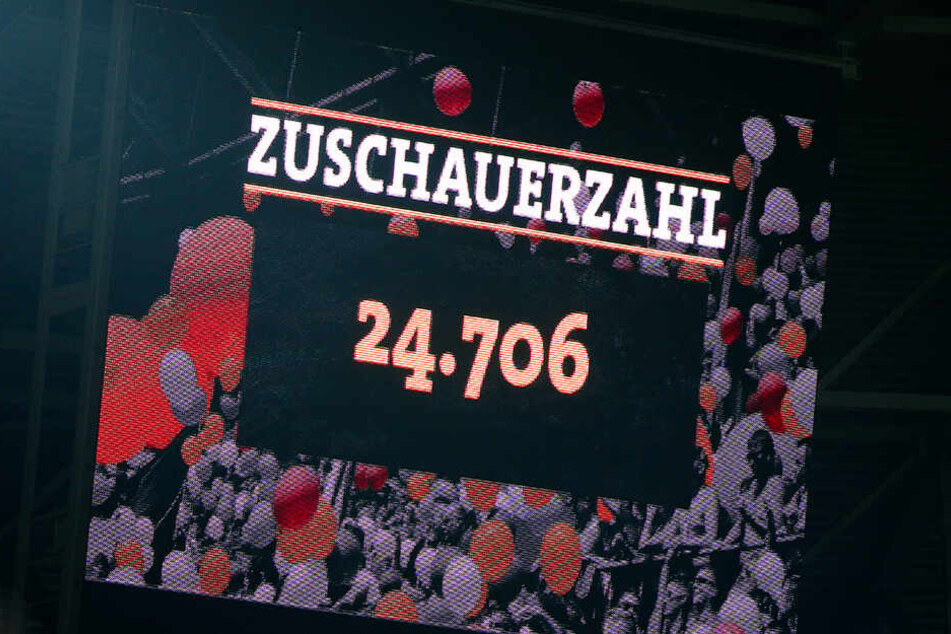 Zuschauertief! Gegen Arminia Bielefeld kamen mit 24.706 so wenig Fans ins Stadion wie die ganze Saison noch nicht.