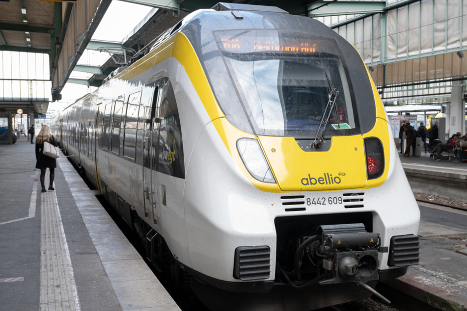 Stuttgart, 26. Oktober 2021: Ein Abellio-Regionalzug steht im Hauptbahnhof.