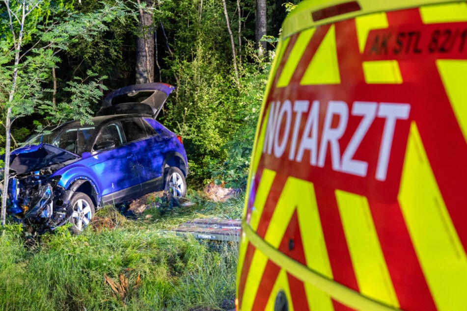 Der Fahrer musste mit einer Schleifkorbtrage aus dem VW befreit werden.