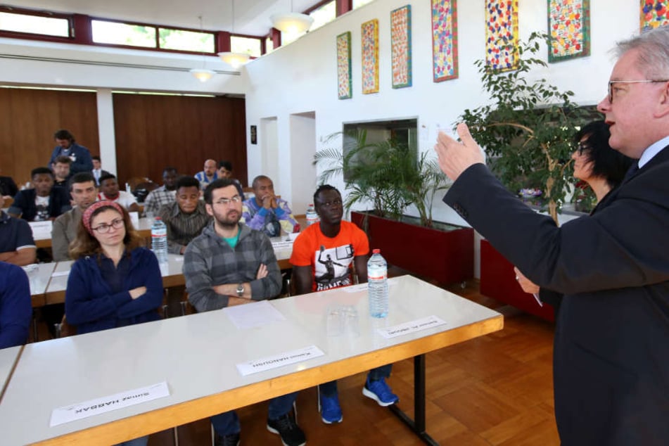 Mai 2017: Baden-Württembergs Justizminister Guido Wolf (CDU, rechts) stellt den Rechtsstaats-Unterricht für Flüchtlinge in Sigmaringen vor.