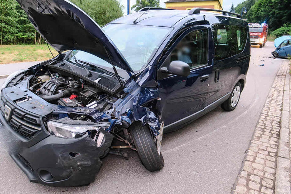 Der Dacia krachte mit einem Opel zusammen.