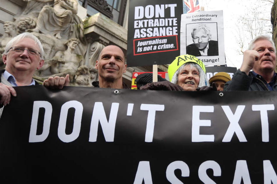 Promis demonstrieren für Freilassung des WikiLeaks-Gründers Assange