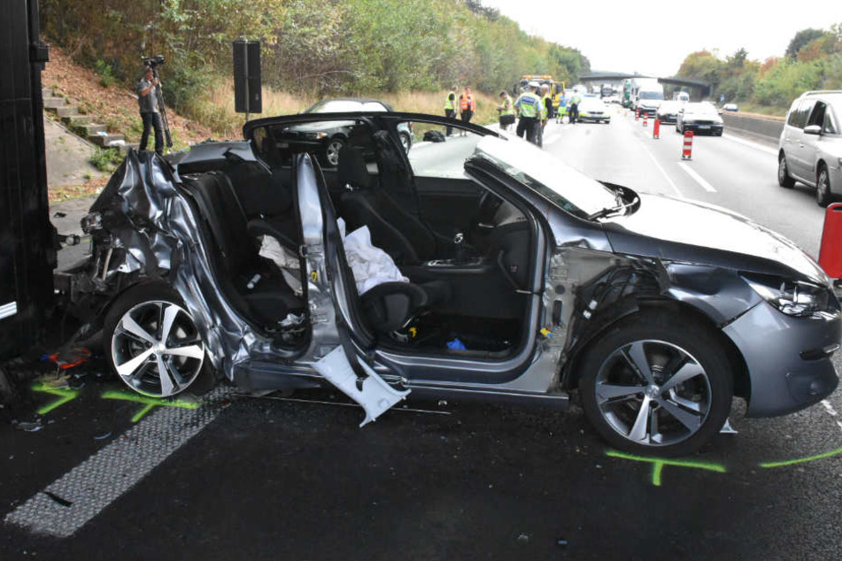 Beim Peugeot musste das Dach abgeschnitten werden, damit die Insassen befreit werden konnten.