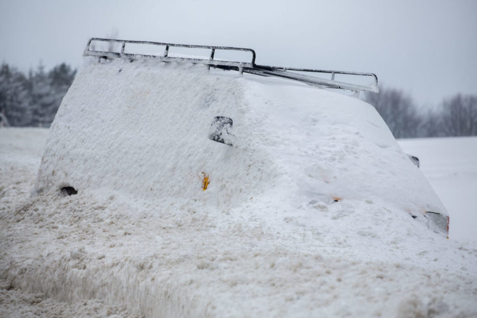 Verunglückte Fahrzeuge vom Vortag bleiben weiterhin im Schnee stecken auf der B 174 bei Großolbersdorf.