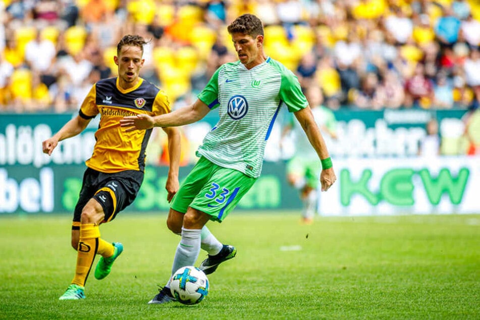Dynamo-Verteidiger Jannik Müller (l.) hatte Wolfsburgs Starstürmer Mario
Gomez ganz gut im Griff.