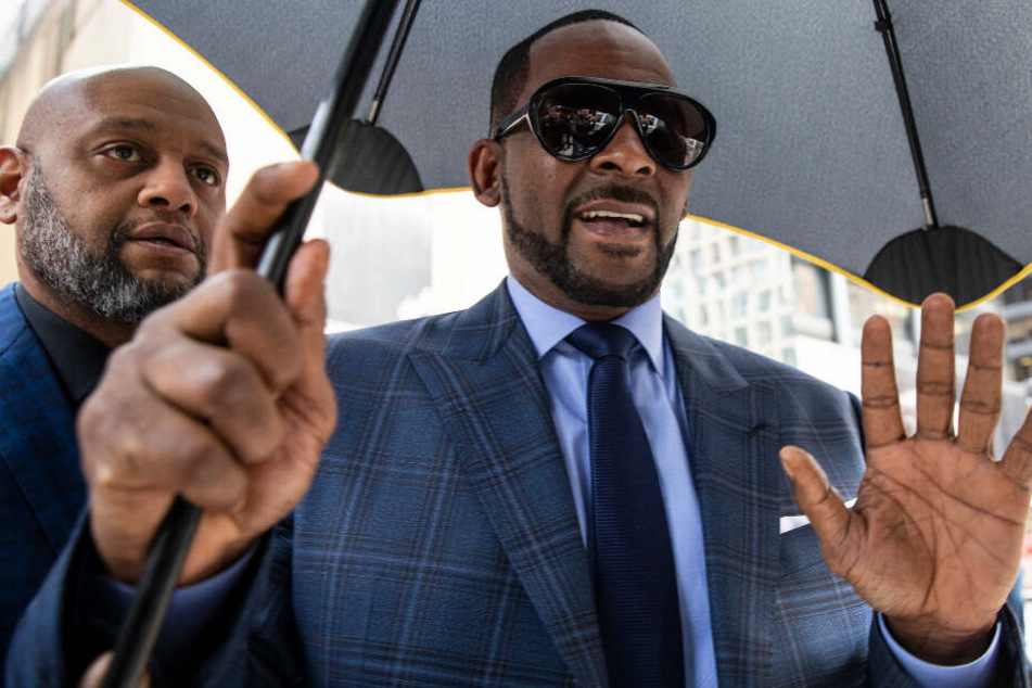 Der Musiker R. Kelly auf dem Weg zu einer Anhörung im März.