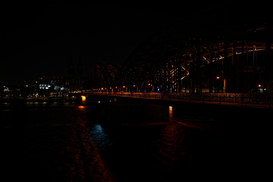 2020 waren der Dom und die Hohenzollernbrücke während der Earth Hour beinahe nicht mehr zu erkennen. (Archivbild)