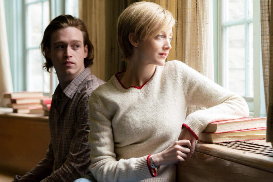 Alice (Andrea Riseborough) greift Jeff (l., Caleb Landry Jones) unter die Arme. Der Tollpatsch freut sich über die neue Chance.