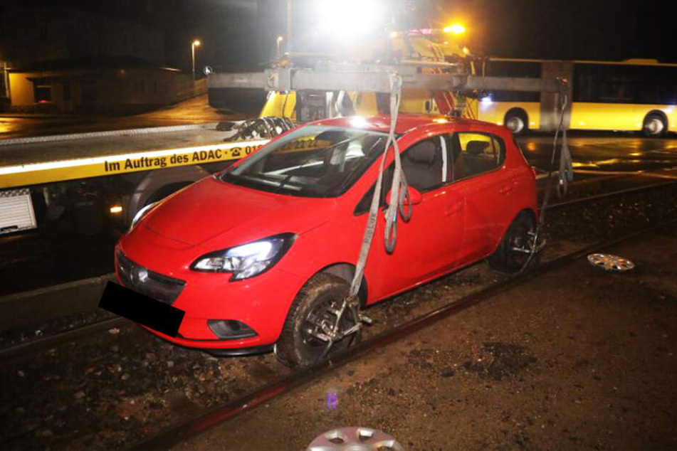 Der Opel Corsa musste vom Abschleppdienst geborgen werden.