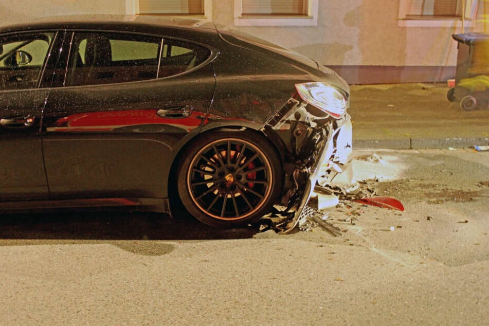 Der Porsche Panamera wurde bei dem Unfall schwer beschädigt.