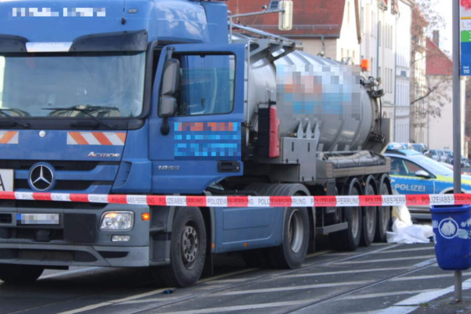 Sie wurde von diesem abbiegenden Lastwagen überrollt.