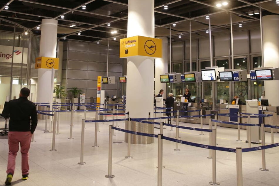 Eine leere Lufthansa Check in-Schalter im Flughafen Düsseldorf.