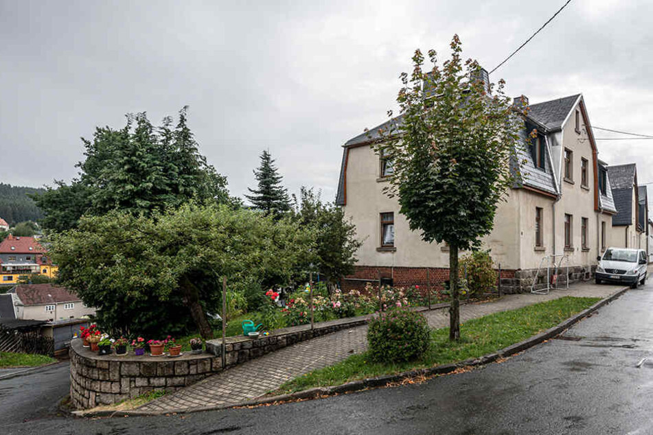 In der Bergstraße 15 in Wernesgrün passierte der Angriff mit einer Kettensaege auf Bewohner des Hauses.