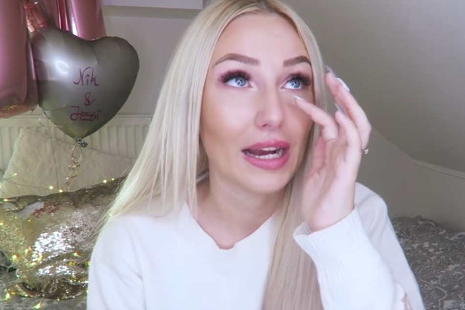 Viele Tränen fließen, als die Blondine von dem Antrag erzählt.