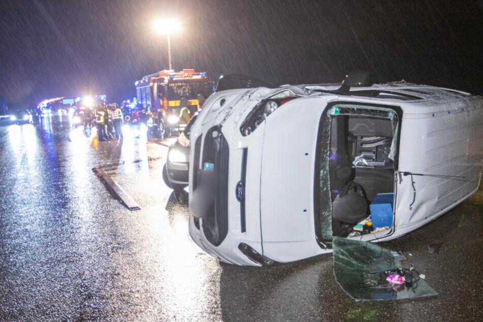 Fahrer verlor die Kontrolle und der Wagen mit Gefahrgut kippte um.