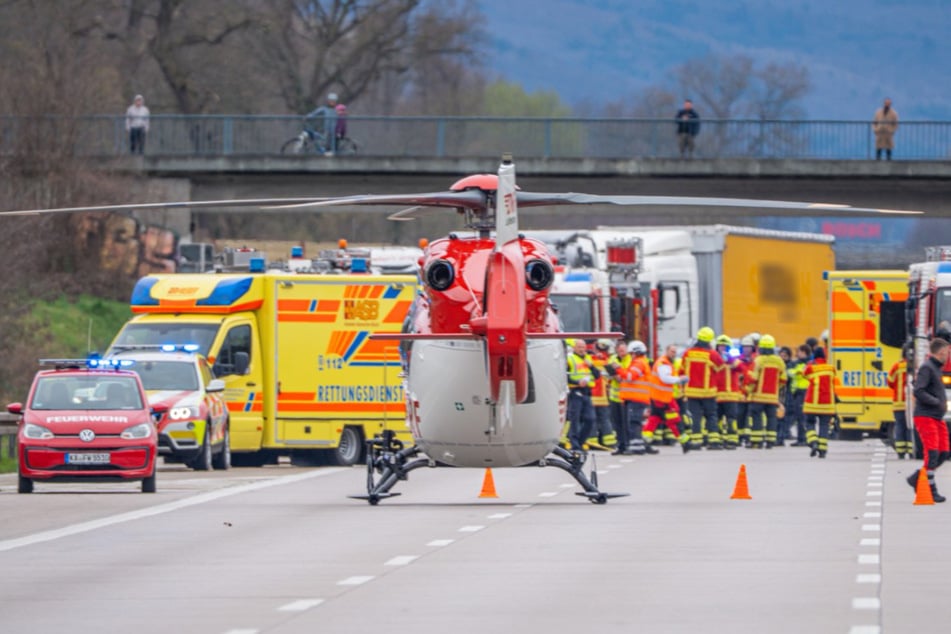 Zur Versorgung der Verletzten wurden auch zwei Rettungshubschrauber alarmiert.