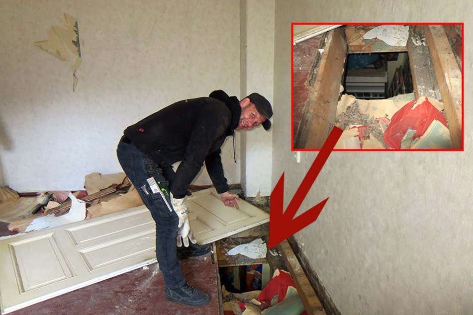 Bauarbeiter Erik Bornschein (47) zeigt in der darüber liegenden Wohnung das Loch im Fußboden, durch welches die Einbrecher in den Sex-Shop gelangten.