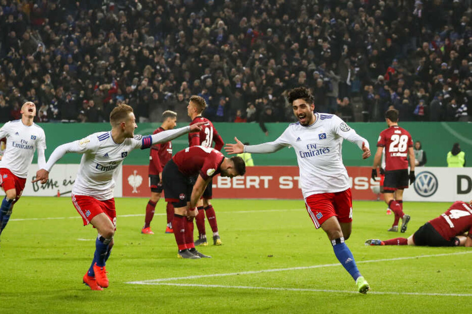 Berkay Özcan (rechts) und Lewis Holtby bejubeln den Hamburger Führungstreffer.
