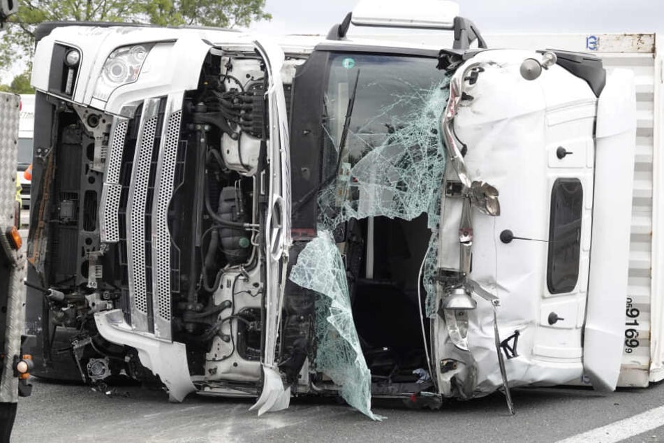 Auf der A4 war am Donnerstagmorgen ein Paketlaster umgekippt.