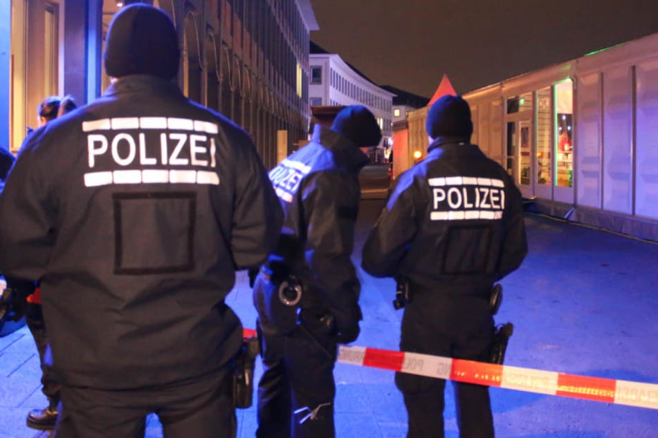 Dezember 2017: Polizeikräfte am abgesperrten Schlossplatz in Karlsruhe.