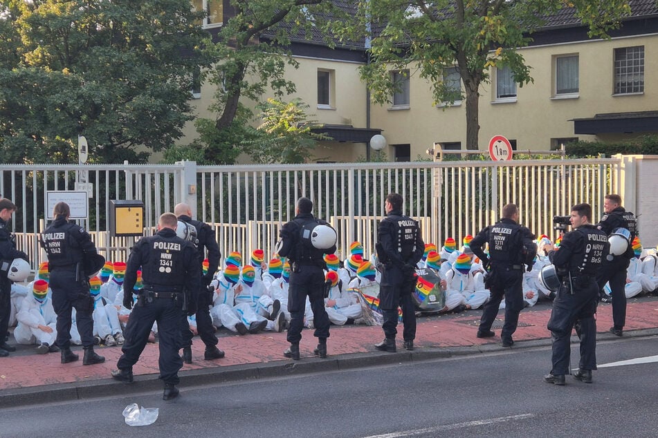 Die Demonstranten wurden von Polizeibeamten eingekesselt.