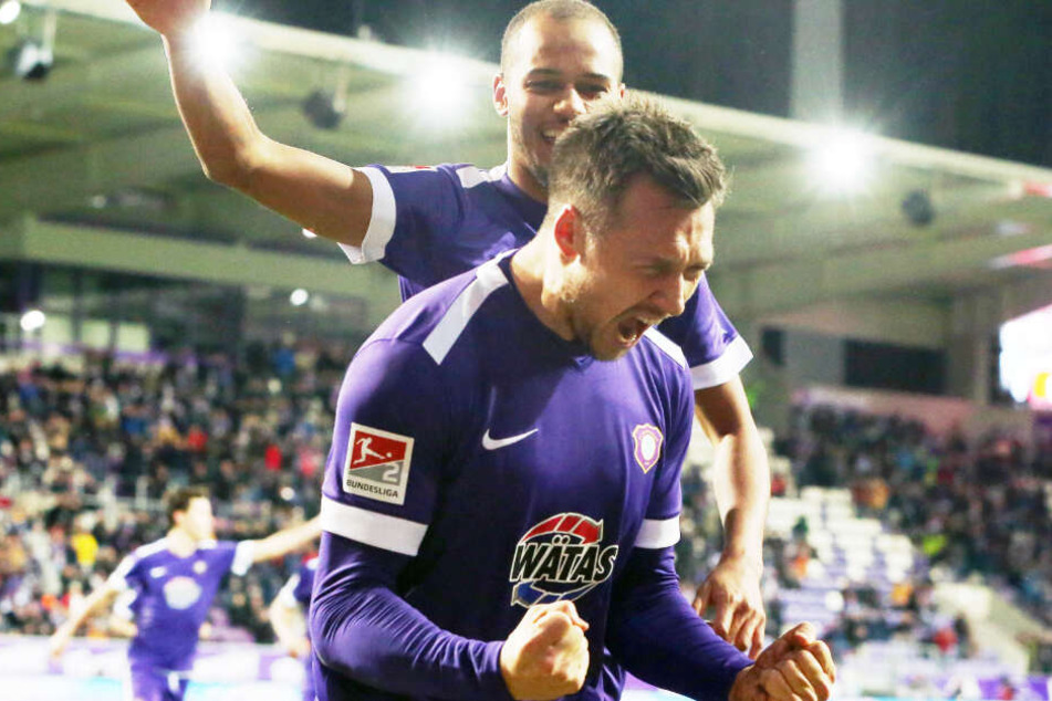 Sören Gonther ballt die Fäuste - gerade hat er gegen Regensburg getroffen.