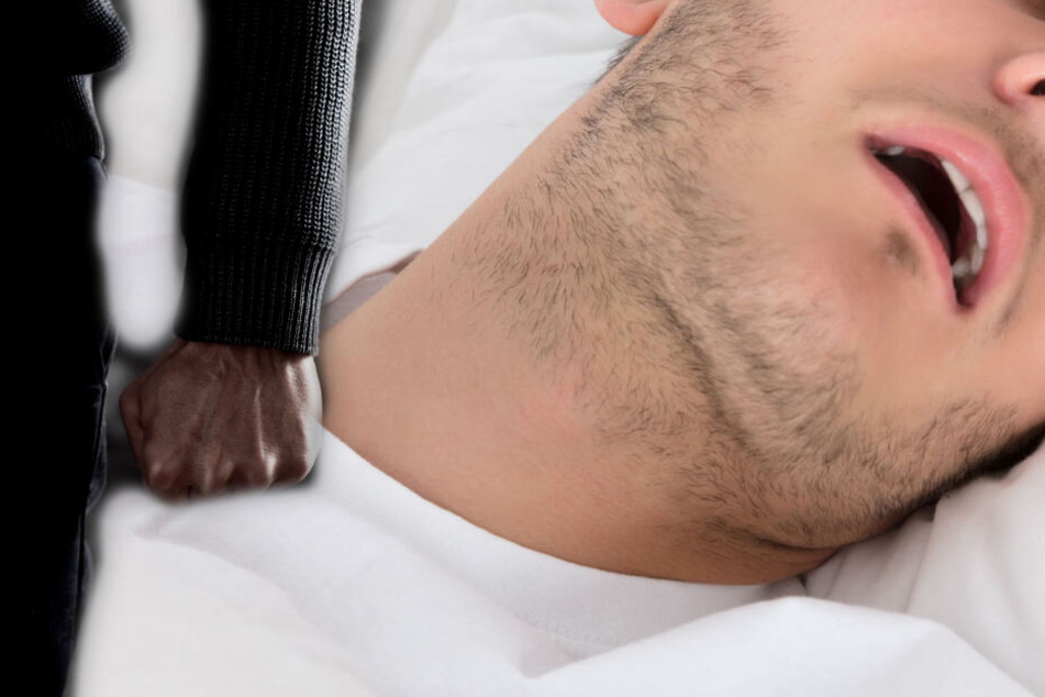 Fotomontage: Erst ging der 32-Jährige auf seinen Bruder und die Beamten los, dann legte er sich schlafen (Symbolbild).