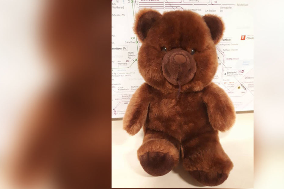Dieser Teddy wurde Ende Oktober in einem bus in Chemnitz vergessen. Bisher hat sich noch kein Besitzer gemeldet.