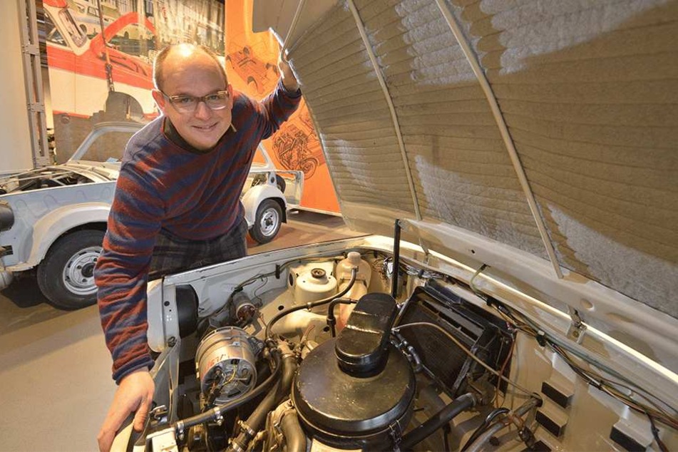 Museums-Chef Thomas Stebich (45) wirft einen Blick auf die Trabant-Geheimwaffe: Einen Trabi mit Wankel-Motor.