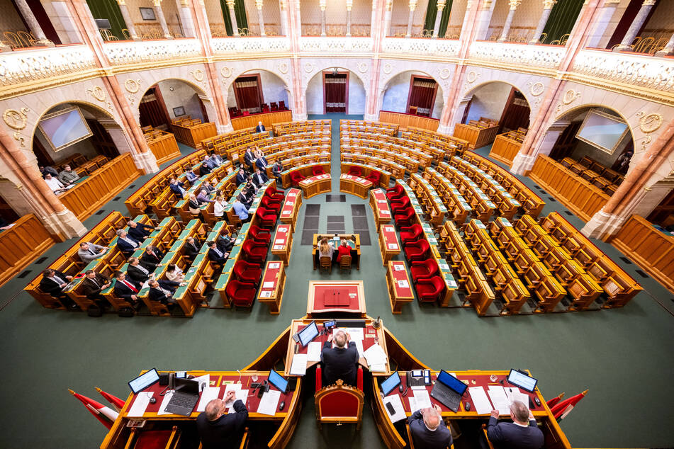 Die meisten Sitze im ungarischen Parlament blieben während der Parlamentssitzung leer, da die Regierungsparteien Fidesz und KDNP der Abstimmung fernblieben.