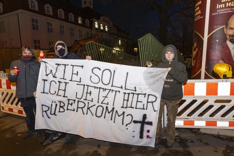 Teils vermummt wurde das Fehlen der Fußgängerbrücke am Donnerstag beklagt.