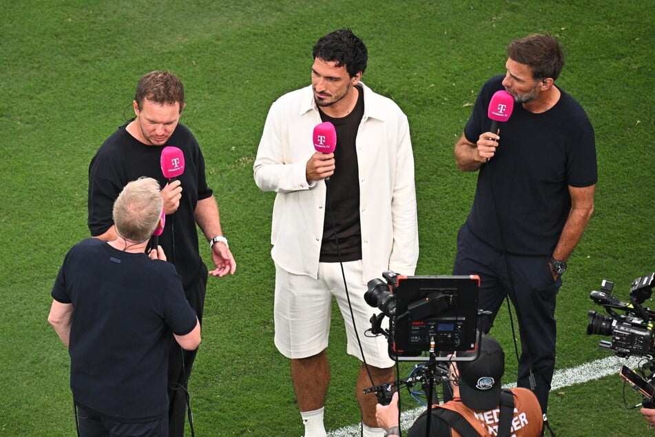 Julian Nagelsmann (38, 2.v.l.) gab Johannes B. Kerner (61, l.) klar zu verstehen, was er von dessen Theorie hielt.