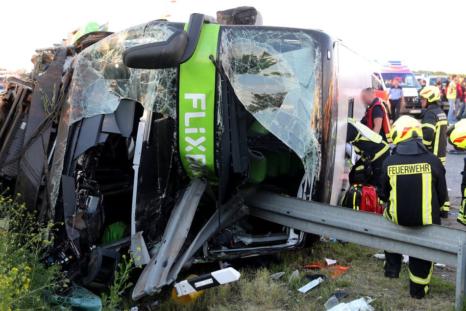 Der Flixbus war im Graben gelandet.